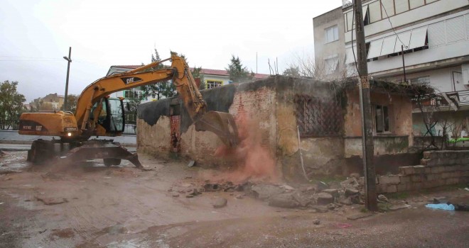 Bucalıların can ve mal güvenliği için riskli yapılara müdahale