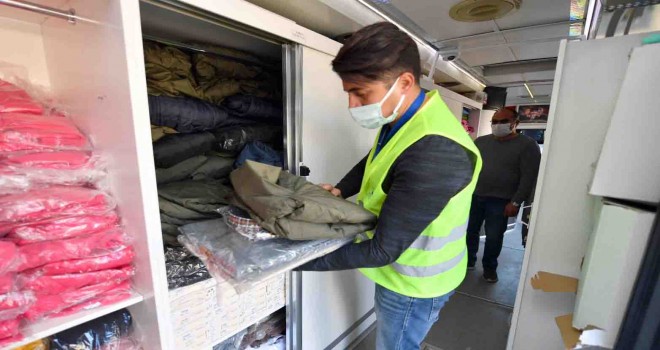 İzmir Büyükşehir’in giyim otobüsü depremzedelerin hizmetinde