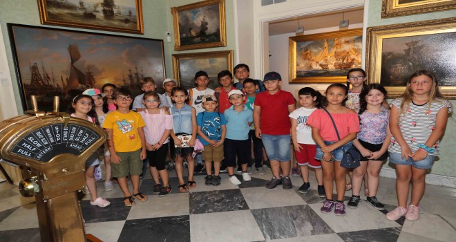 Bayraklılı çocuklar Deniz Müzesi'ni gezdi