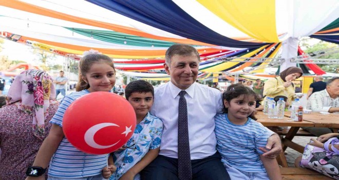 Başkan Tugay fuarda çocukların taleplerini dinledi