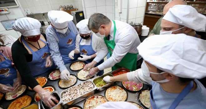 Başkan Tugay gençlerle pizza yaptı