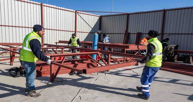 İzmir Büyükşehir Belediyesi deprem bölgesinde konteyner üretiyor