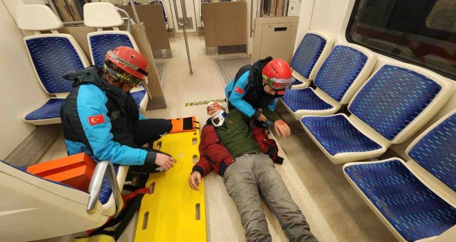 İZBAN'da film gibi deprem tatbikatı