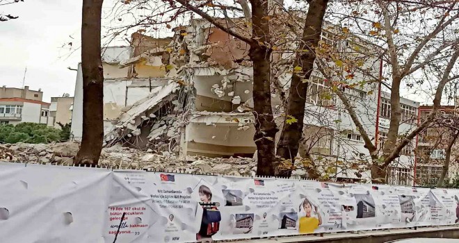 Karşıyaka Gazi Anadolu Lisesi yıkılıyor