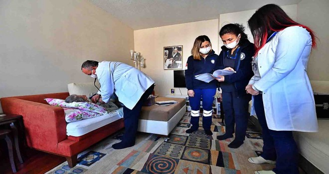 Eşrefpaşa Hastanesi’nin evde bakım ekipleri 18 bin kişiye derman oldu