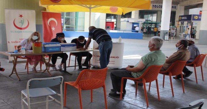 İzotaş İzmir Otogarı’ndaki aşı standı yoğun ilgi görüyor