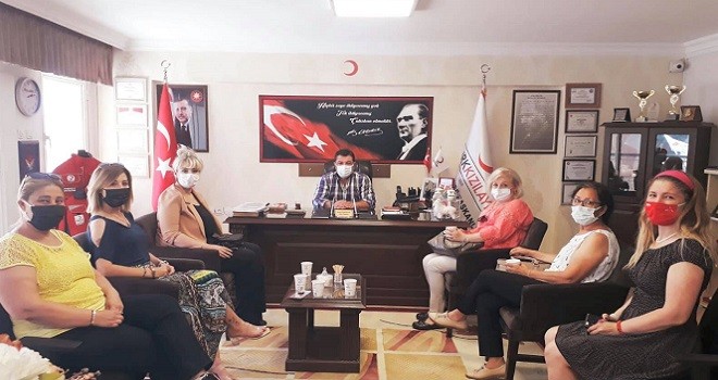 CHP’li kadınlar Kızılay Karşıyaka’yı ziyaret etti