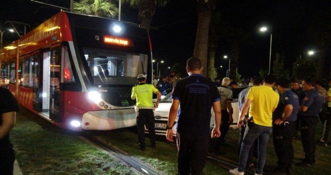 Karşıyaka'da yoldan çıkan araç tramvaya çarptı