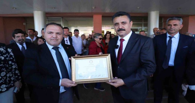 Dikili Belediye Başkanı Adil Kırgöz mazbatasını aldı