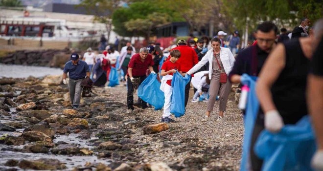 İzmirlilerden dünya rekoru için kıyı temizliği