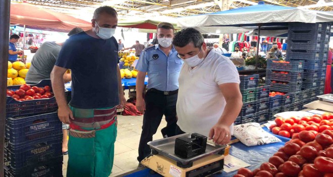 Bayraklı'da pazarcılara terazi ayarı denetimi