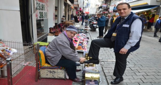 82 yaşındaki ''Nevzat Baba'' 30 yıldır aynı sokakta