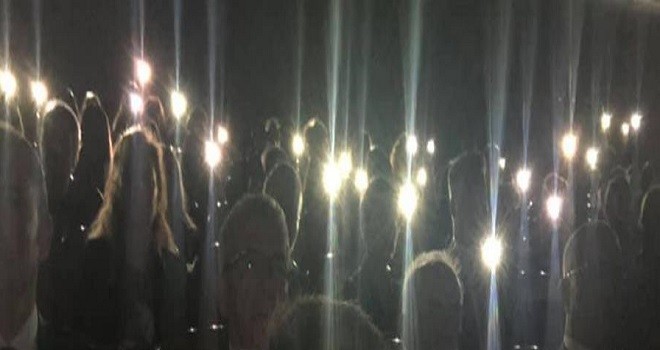 10 Kasım Programı cep telefonu ışıklarıyla yapıldı...