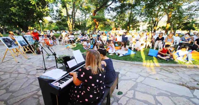 Efes Selçuklu çocuklardan piyano dinletisi