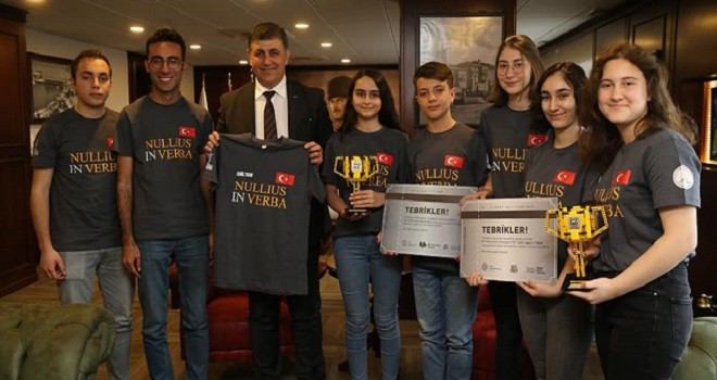 Karşıyakalı gençler ABD yolcusu...