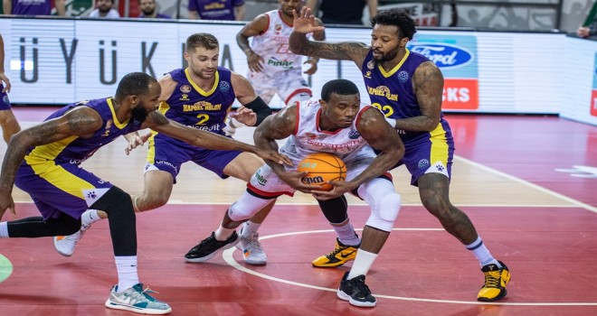 Pınar Karşıyaka hakem kurbanı...