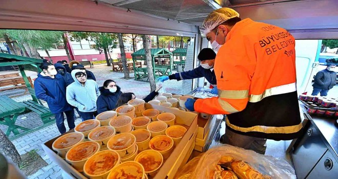 İzmir Büyükşehir Belediyesi öğrencilere yemek noktasını 6’ya çıkardı