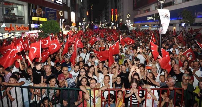 30 Ağustos'ta Karşıyaka gelincik tarlasına döndü