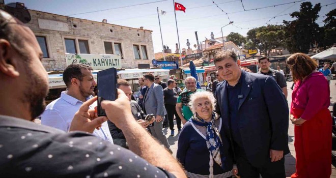 Foça'da Cemil Tugay'a yoğun ilgi