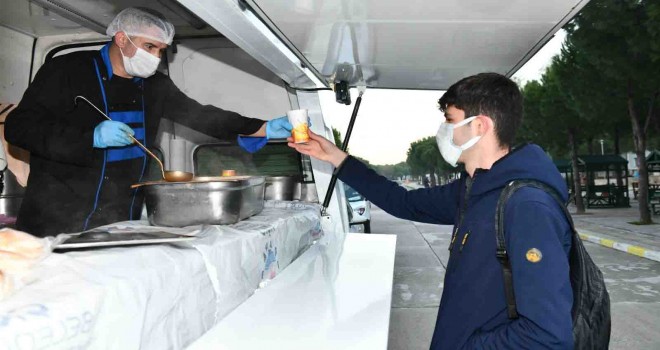 Üniversitelilerin sabah çorbası Çiğli Belediyesi'nden