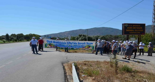 Bayındır Çiçek Üreticileri'nden Başkan Soyer’e pankartlı selamlama