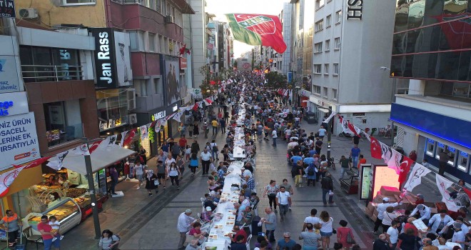 Karşıyaka Çarşı’da 6 bin kişilik iftar
