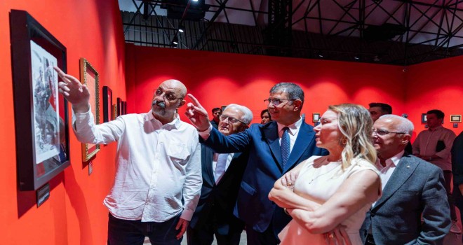 Atatürk ve Refik Anadol sergileri İzmirliler ile buluşuyor