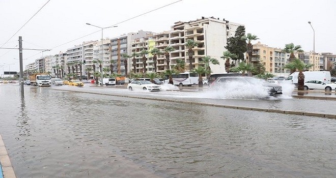 Karşıyaka'da deniz taştı, tramvay yolu sular altında kaldı