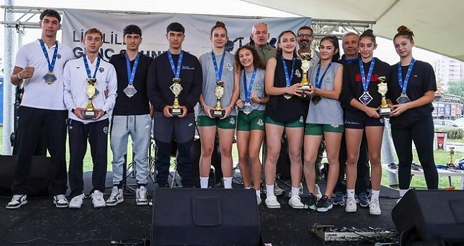 Liseli voleybolcular Bostanlı'da nefes nefese...