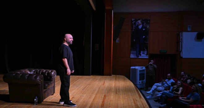 Tahsin Hasoğlu’ndan İZKİTAP’ta kahkaha dolu gece