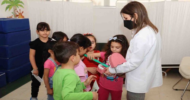 Karşıyaka'da 200 çocuğa ağız ve diş sağlığı kontrolü