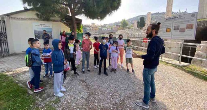 Konaklı çocuklar tarihi öğreniyor, gezegenleri keşfediyor