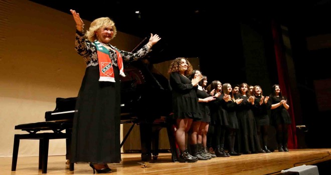 Gülsin Onay Karşıyakalıları mest etti