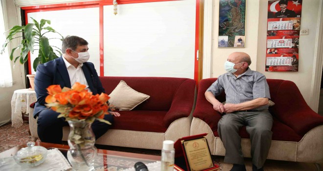 Başkan Tugay’dan 68 yıllık esnafa vefa