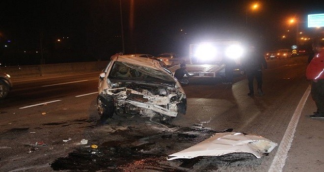 Bariyerlere çarpan araçta 2 yaralı...