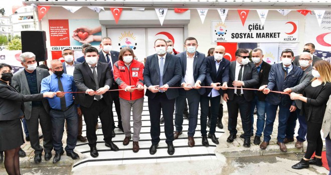 Çiğli’de Sosyal Market hizmete açıldı