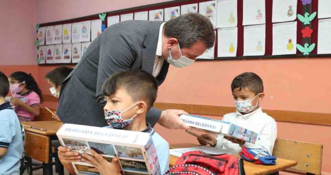 Bergama Belediyesi'nden öğrencilere eğitim seti