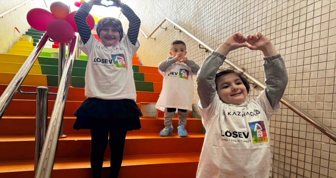 Konak Metrosu, LÖSEV'in 25. yılını renkli bir şekilde kutluyor