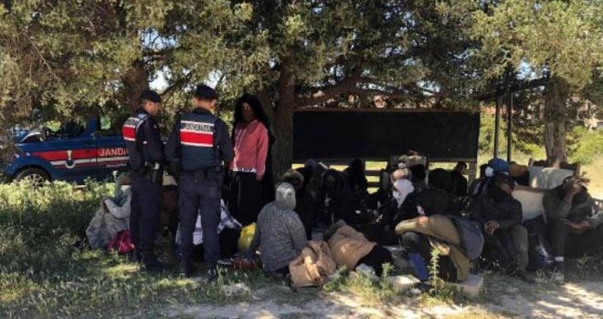 Çeşme'de 63 kaçak göçmen yakalandı