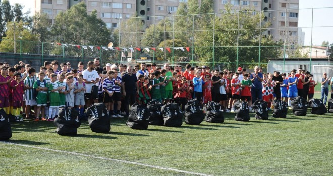 Karşıyaka Belediyesi'nden amatör futbol kulüplerine malzeme desteği