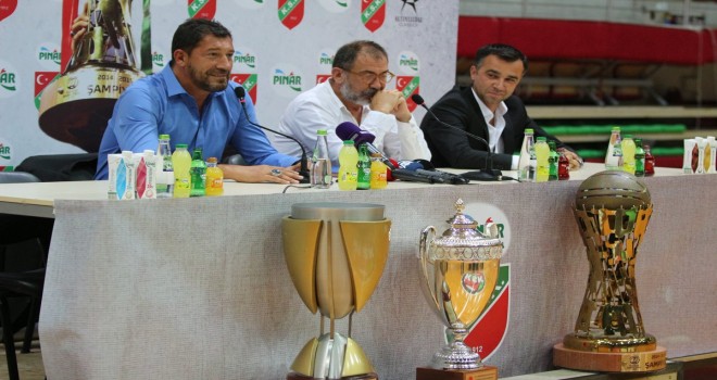 Ufuk Sarıca Pınar Karşıyaka ile imzaladı