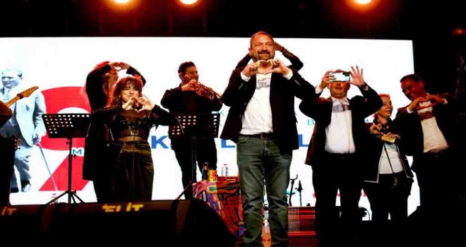 Çiğli 19 Mayıs’ı Ceylan Ertem konseri ile kutladı