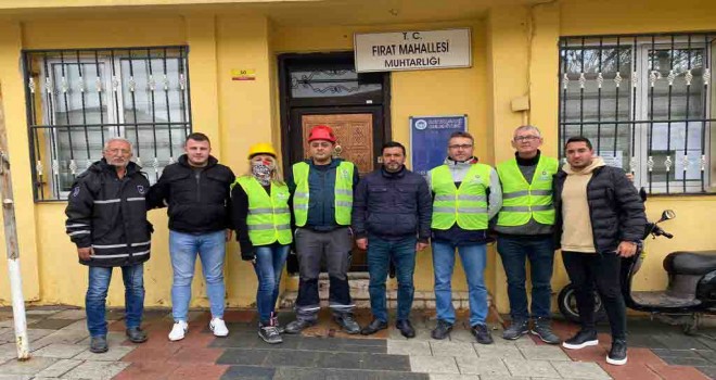 Gaziemir Belediyesi ekipleri, deprem bölgesinde hasar tespiti yapıyor