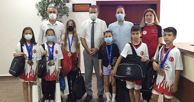 İzmir Büyükşehir'in Karşıyakalı şampiyonları Kaymakamı ziyaret etti