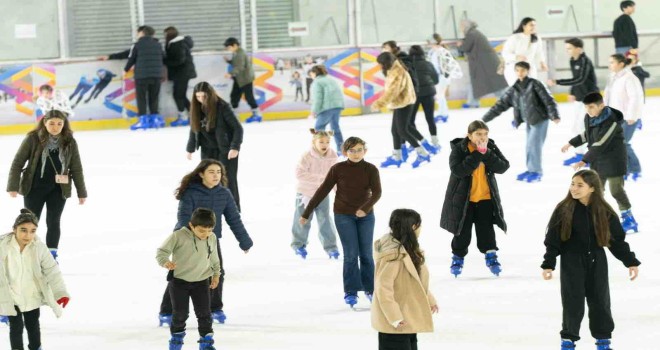 İzmir'de karne sevinci buzda yaşandı