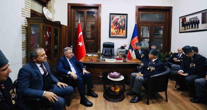 İzmir Valisi Elban ile Kaymakam Demir, Gazileri ziyaret etti