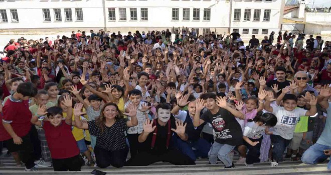 1000 Öğrenciye ''Pandomim Çocuk Oyunu'' gösterisi