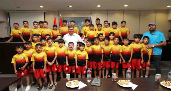 Mardinli çocuklardan Başkan Tugay'a ziyaret