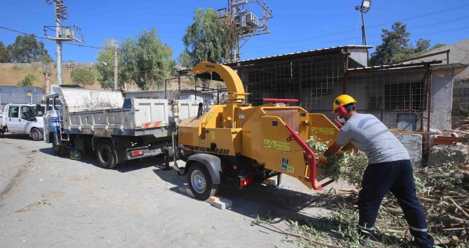 Karabağlar’a dal öğütme makinesi de kazandırıldı