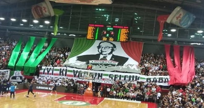 Karşıyaka taraftarlarından Selçuk Yaşar'a dev pankart